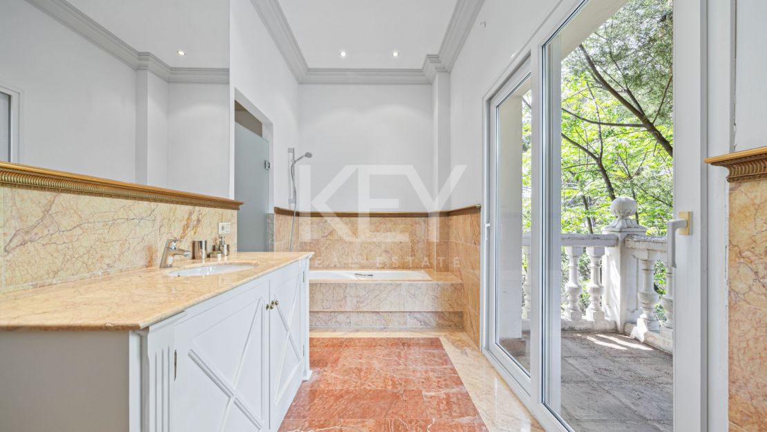 Вневременная неоклассическая вилла в Рочио-де-Нагуэлес, Золотая Миля Марбельи