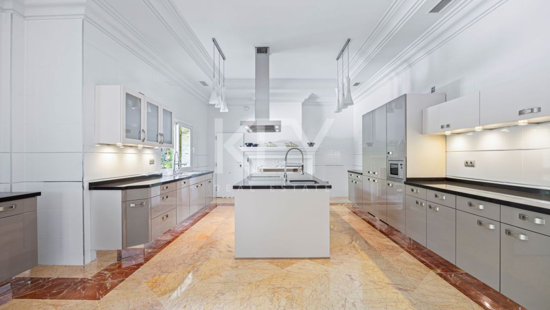 Вневременная неоклассическая вилла в Рочио-де-Нагуэлес, Золотая Миля Марбельи