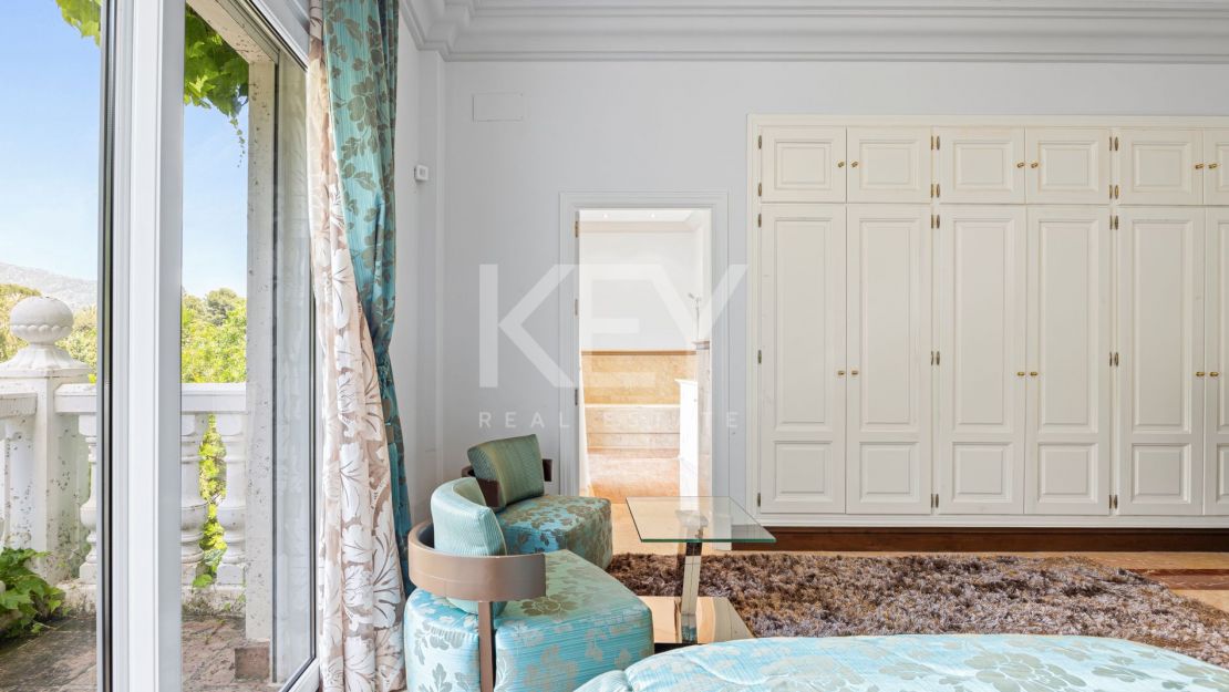 Вневременная неоклассическая вилла в Рочио-де-Нагуэлес, Золотая Миля Марбельи