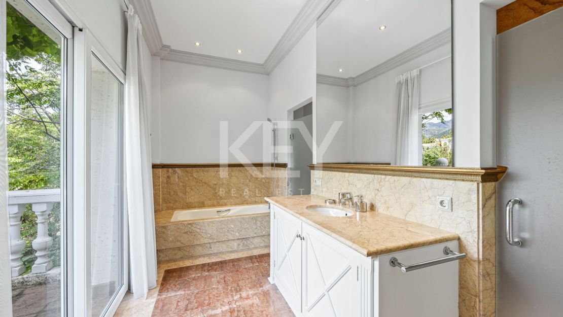 Вневременная неоклассическая вилла в Рочио-де-Нагуэлес, Золотая Миля Марбельи