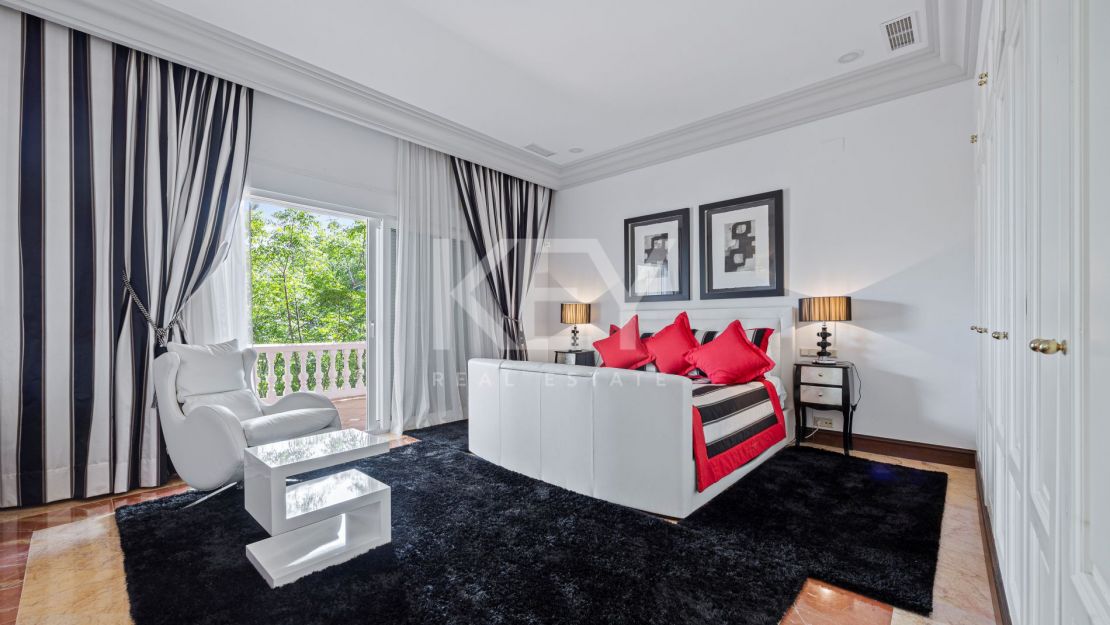 Вневременная неоклассическая вилла в Рочио-де-Нагуэлес, Золотая Миля Марбельи