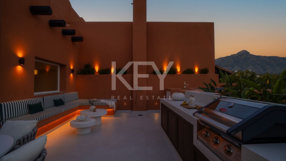 Роскошный двухуровневый пентхаус с бассейном и видом на Ла Конча в Нуэва Андалусия, Марбелья