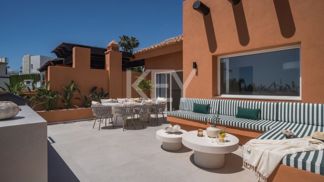 Роскошный двухуровневый пентхаус с бассейном и видом на Ла Конча в Нуэва Андалусия, Марбелья