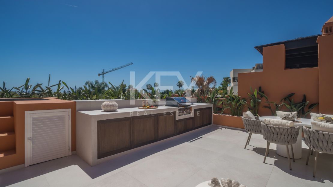 Роскошный двухуровневый пентхаус с бассейном и видом на Ла Конча в Нуэва Андалусия, Марбелья