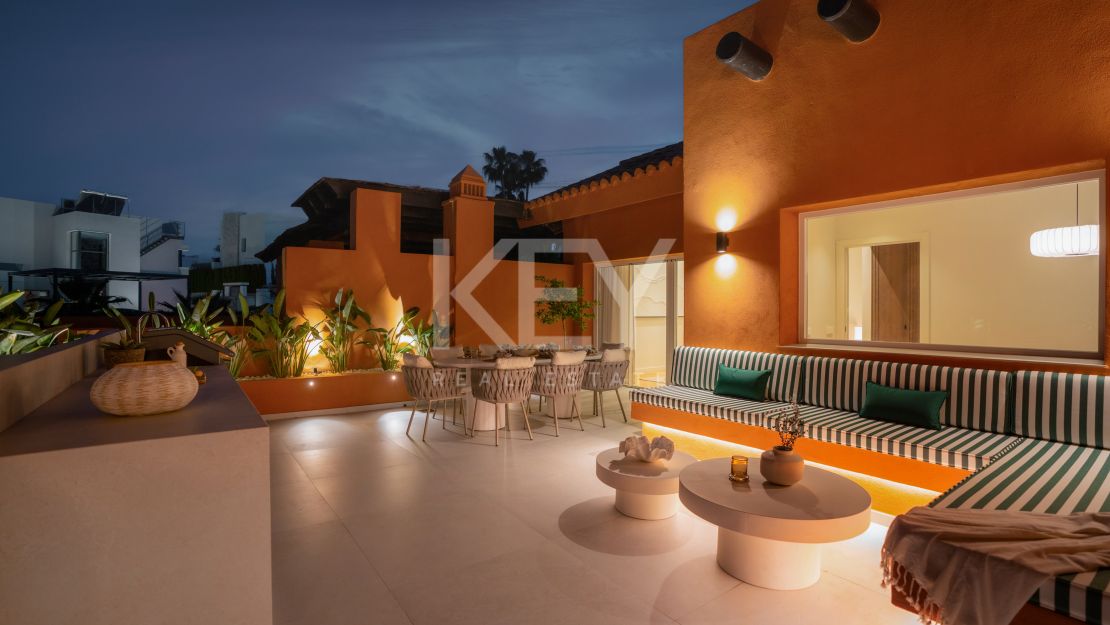 Роскошный двухуровневый пентхаус с бассейном и видом на Ла Конча в Нуэва Андалусия, Марбелья