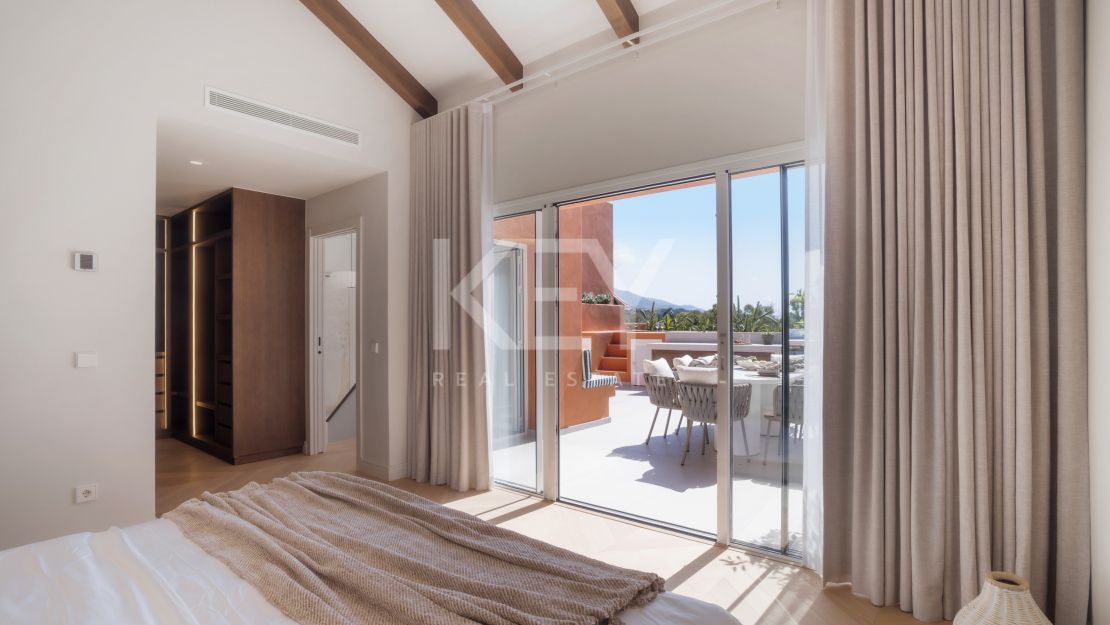 Роскошный двухуровневый пентхаус с бассейном и видом на Ла Конча в Нуэва Андалусия, Марбелья