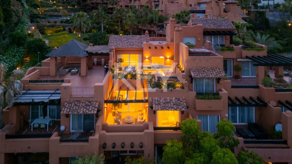 Роскошный двухуровневый пентхаус с бассейном и видом на Ла Конча в Нуэва Андалусия, Марбелья