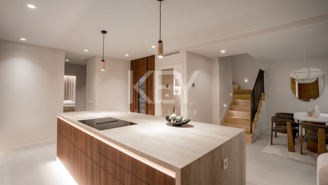 Роскошный двухуровневый пентхаус с бассейном и видом на Ла Конча в Нуэва Андалусия, Марбелья