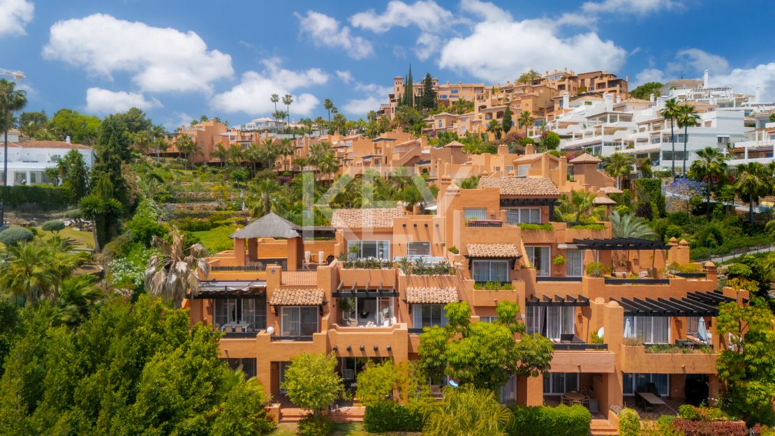 Роскошный двухуровневый пентхаус с бассейном и видом на Ла Конча в Нуэва Андалусия, Марбелья