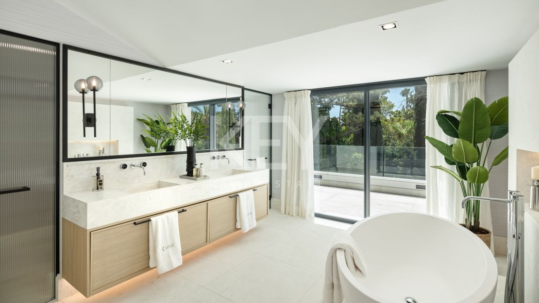 Modern golf-front Villa in the heart of Las Brisas, Nueva Andalucia