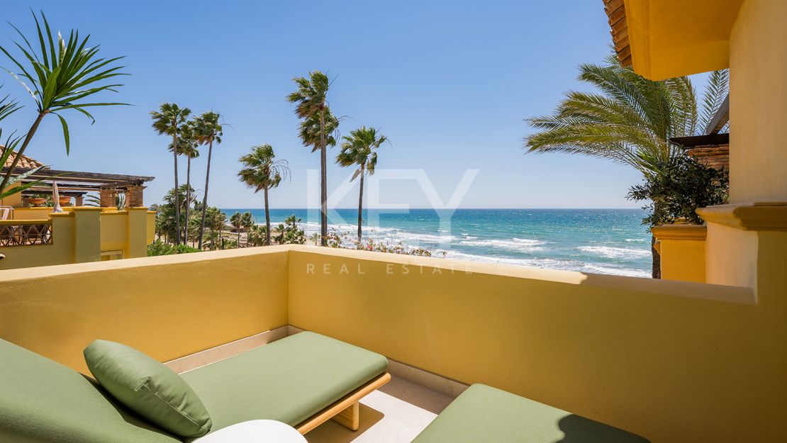 Реновированные апартаменты на первой линии моря с видом на море в Рио Реал Плайя, Восточная Марбелья