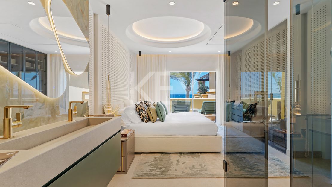 Реновированные апартаменты на первой линии моря с видом на море в Рио Реал Плайя, Восточная Марбелья