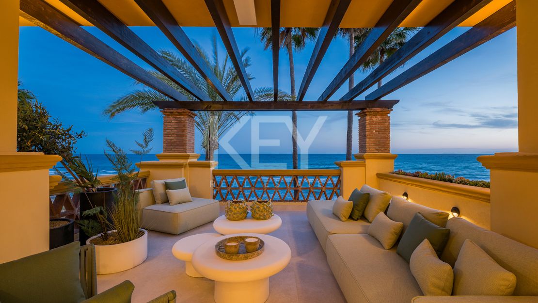 Реновированные апартаменты на первой линии моря с видом на море в Рио Реал Плайя, Восточная Марбелья