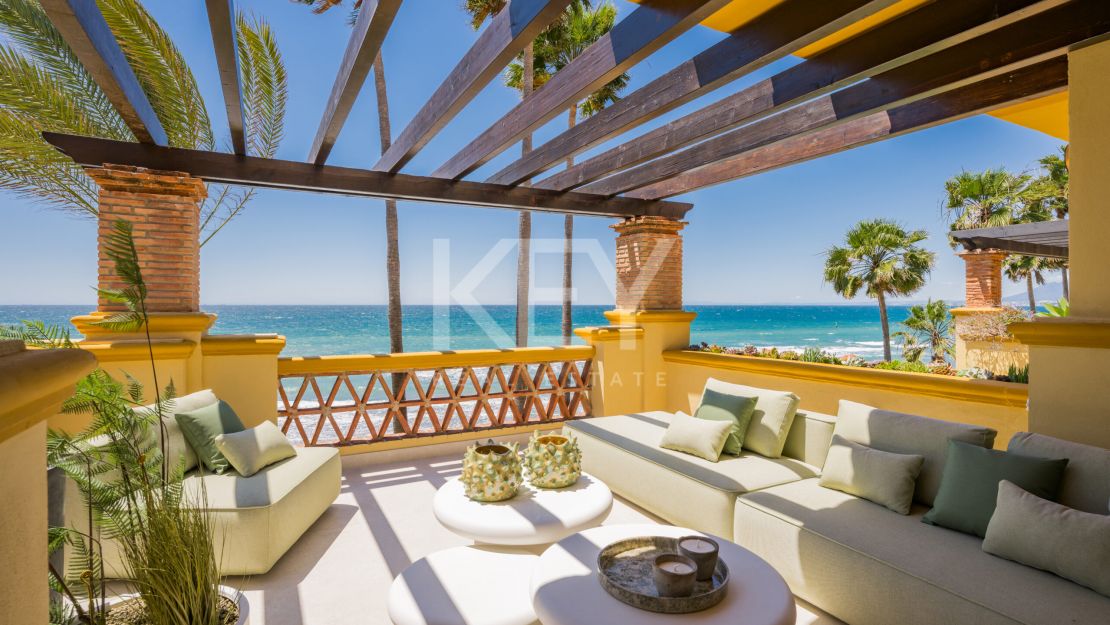 Реновированные апартаменты на первой линии моря с видом на море в Рио Реал Плайя, Восточная Марбелья