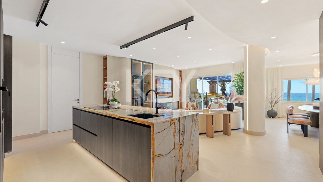 Реновированные апартаменты на первой линии моря с видом на море в Рио Реал Плайя, Восточная Марбелья