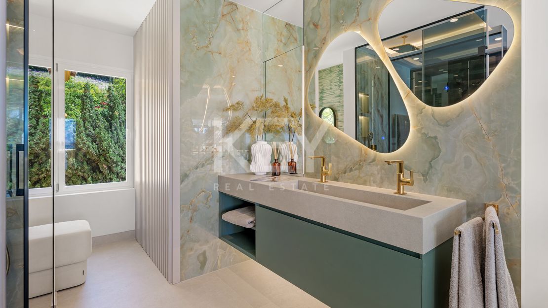 Реновированные апартаменты на первой линии моря с видом на море в Рио Реал Плайя, Восточная Марбелья