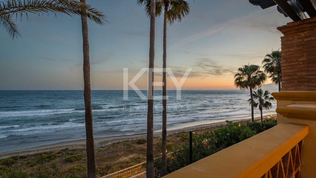 Реновированные апартаменты на первой линии моря с видом на море в Рио Реал Плайя, Восточная Марбелья