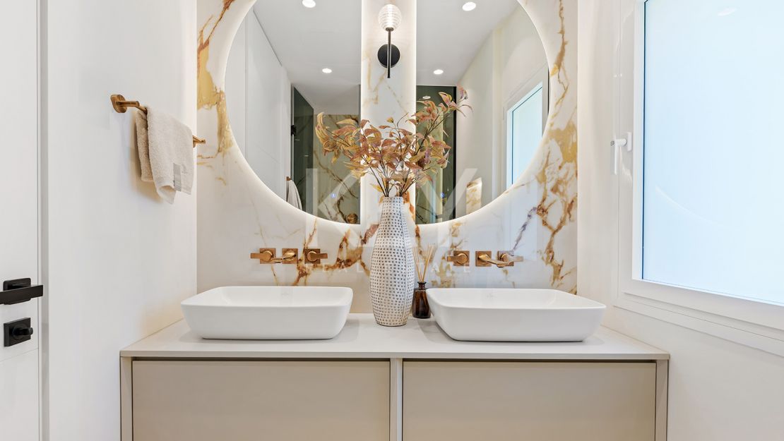 Реновированные апартаменты на первой линии моря с видом на море в Рио Реал Плайя, Восточная Марбелья