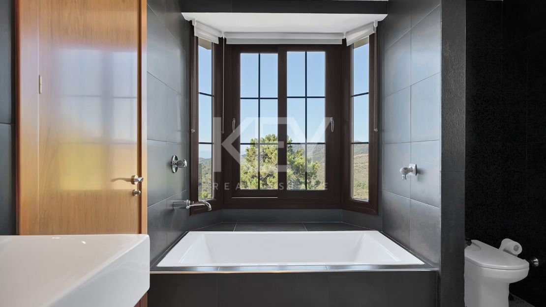 Elegant villa with panoramic views and natural serenity in Monte Mayor, Benahavís