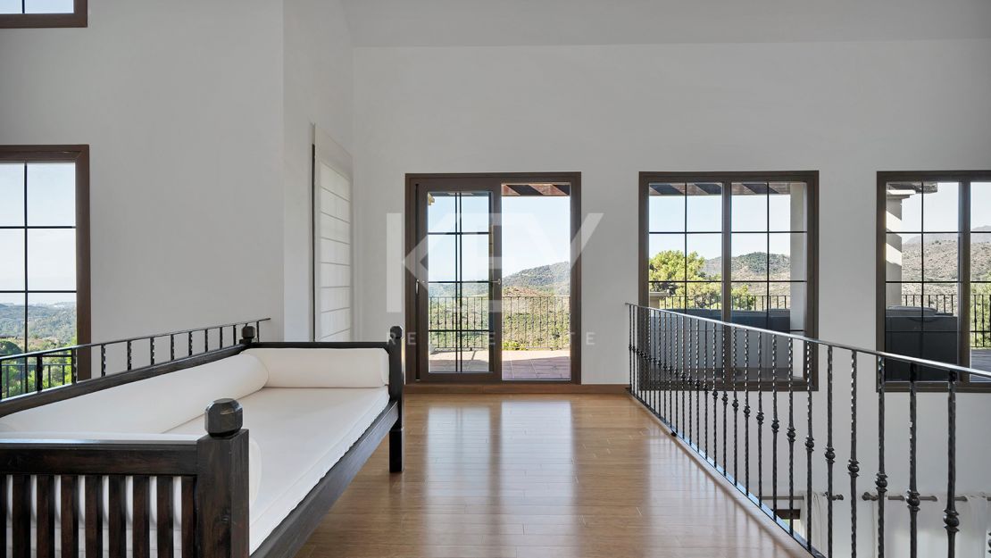 Elegant villa with panoramic views and natural serenity in Monte Mayor, Benahavís