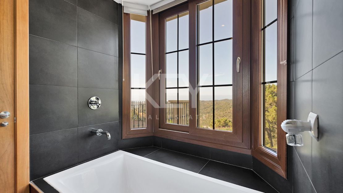 Elegant villa with panoramic views and natural serenity in Monte Mayor, Benahavís