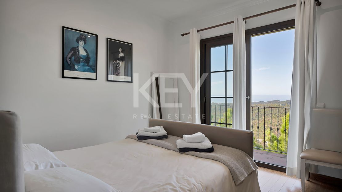 Elegant villa with panoramic views and natural serenity in Monte Mayor, Benahavís