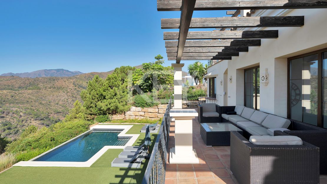 Elegant villa with panoramic views and natural serenity in Monte Mayor, Benahavís
