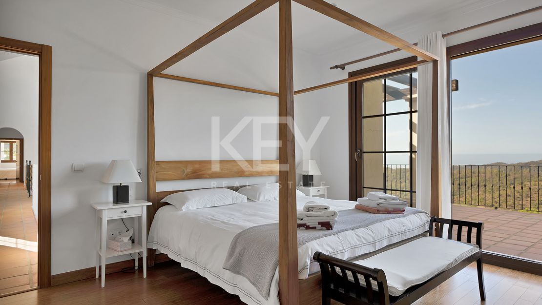 Elegant villa with panoramic views and natural serenity in Monte Mayor, Benahavís