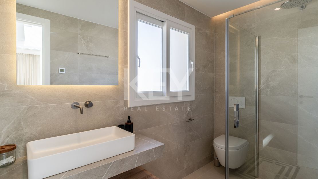 Панорамный двухуровневый пентхаус с лаунж-зоной на крыше в La Quinta Hills, Бенахавис