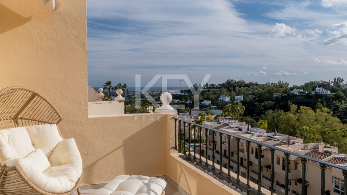 Панорамный двухуровневый пентхаус с лаунж-зоной на крыше в La Quinta Hills, Бенахавис