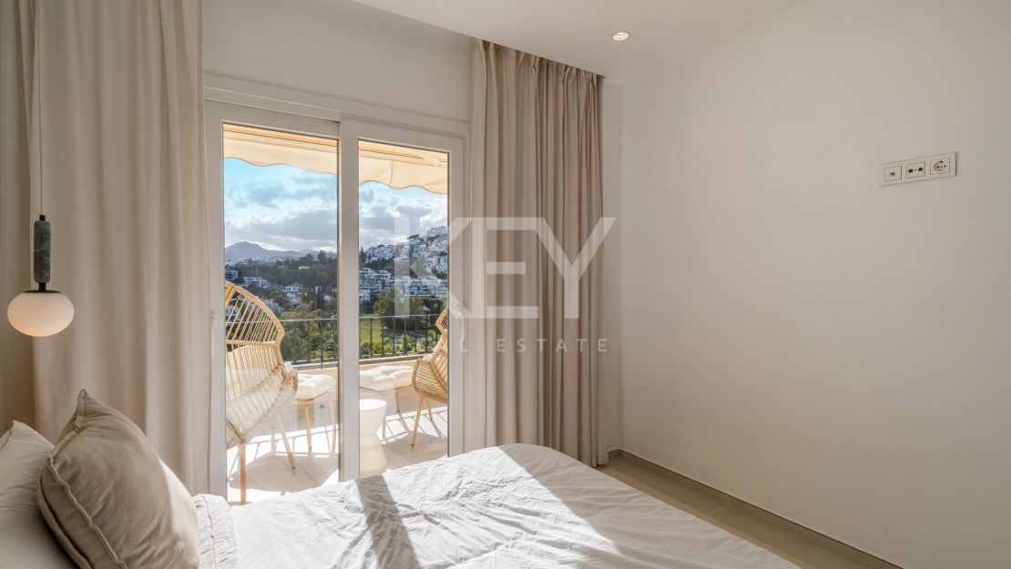 Панорамный двухуровневый пентхаус с лаунж-зоной на крыше в La Quinta Hills, Бенахавис