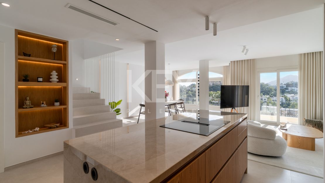 Панорамный двухуровневый пентхаус с лаунж-зоной на крыше в La Quinta Hills, Бенахавис