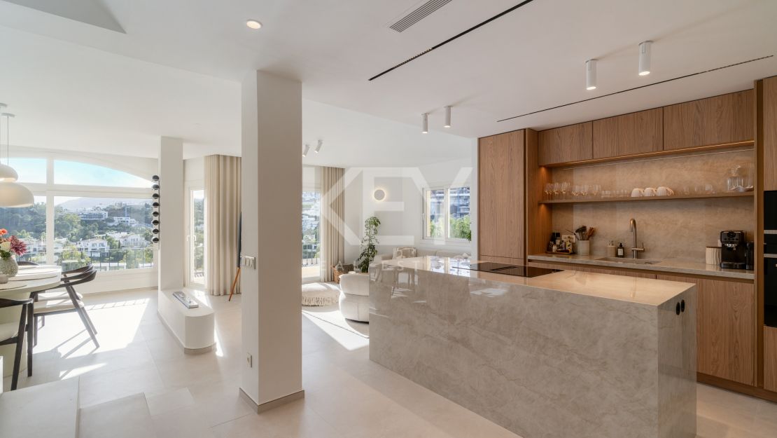 Панорамный двухуровневый пентхаус с лаунж-зоной на крыше в La Quinta Hills, Бенахавис