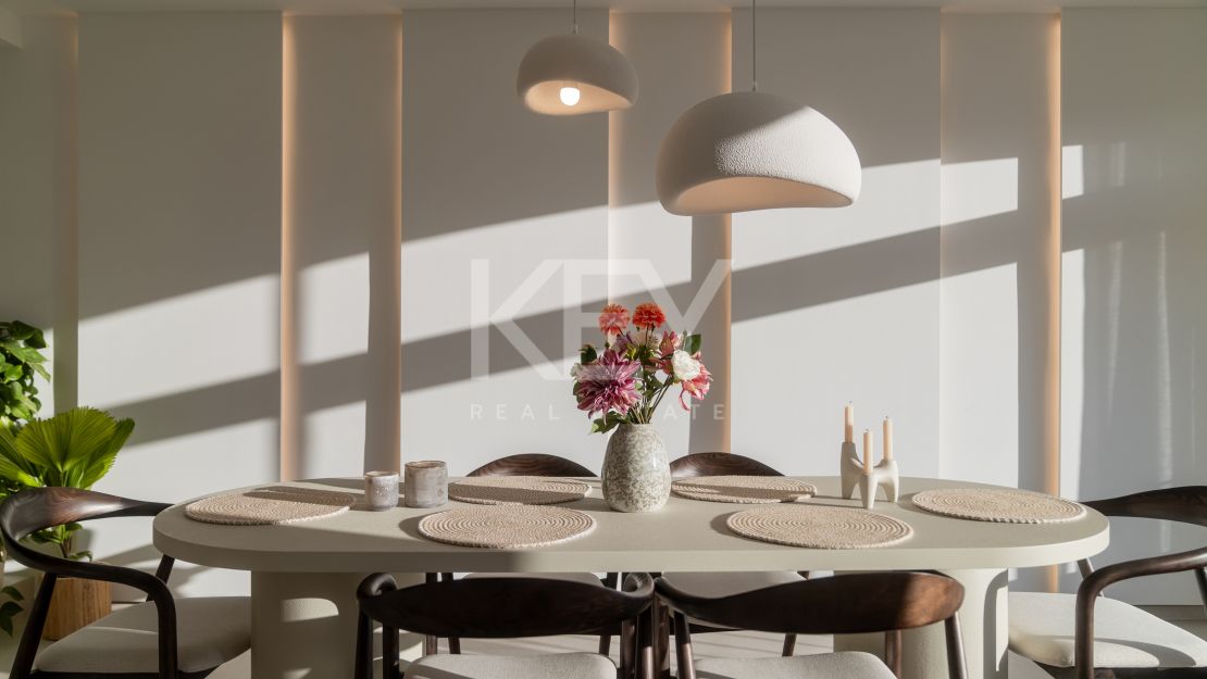 Панорамный двухуровневый пентхаус с лаунж-зоной на крыше в La Quinta Hills, Бенахавис