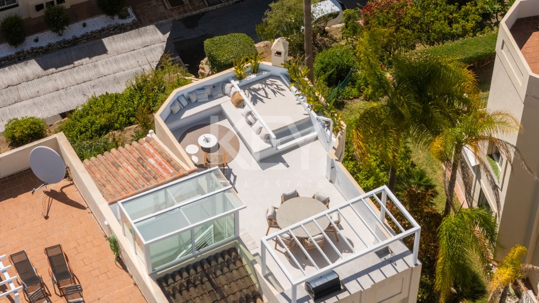 Панорамный двухуровневый пентхаус с лаунж-зоной на крыше в La Quinta Hills, Бенахавис