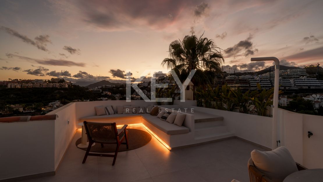 Панорамный двухуровневый пентхаус с лаунж-зоной на крыше в La Quinta Hills, Бенахавис