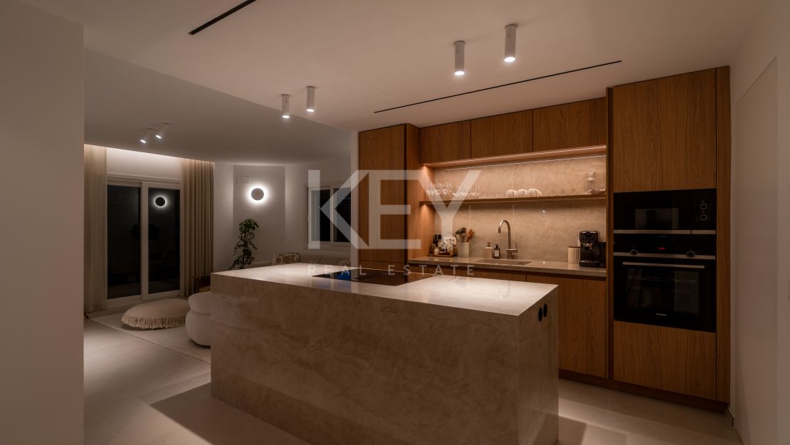 Панорамный двухуровневый пентхаус с лаунж-зоной на крыше в La Quinta Hills, Бенахавис