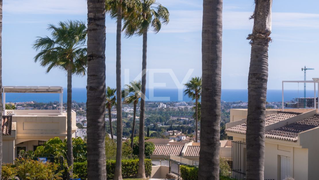 Панорамный двухуровневый пентхаус с лаунж-зоной на крыше в La Quinta Hills, Бенахавис