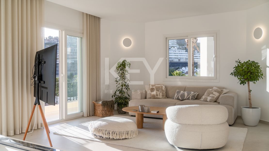 Панорамный двухуровневый пентхаус с лаунж-зоной на крыше в La Quinta Hills, Бенахавис