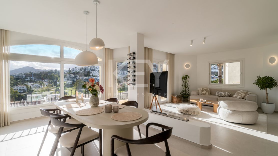 Panoramic Duplex Penthouse with rooftop lounge in La Quinta Hills, Benahavís