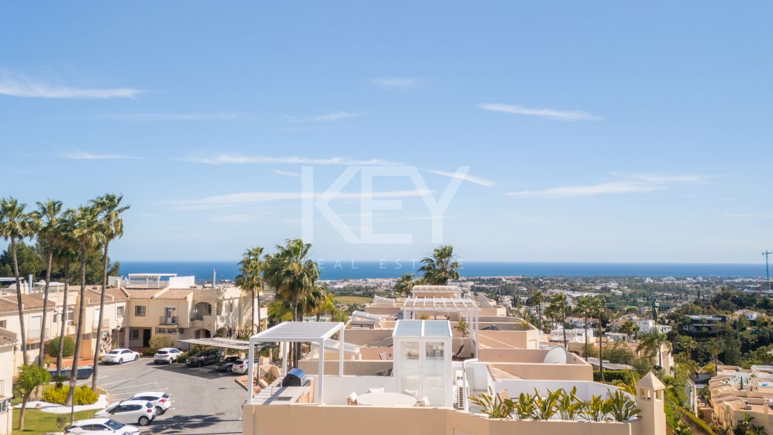 Панорамный двухуровневый пентхаус с лаунж-зоной на крыше в La Quinta Hills, Бенахавис