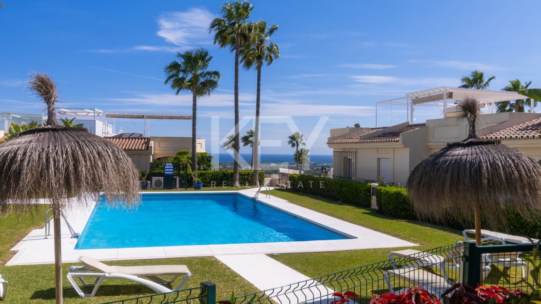 Панорамный двухуровневый пентхаус с лаунж-зоной на крыше в La Quinta Hills, Бенахавис