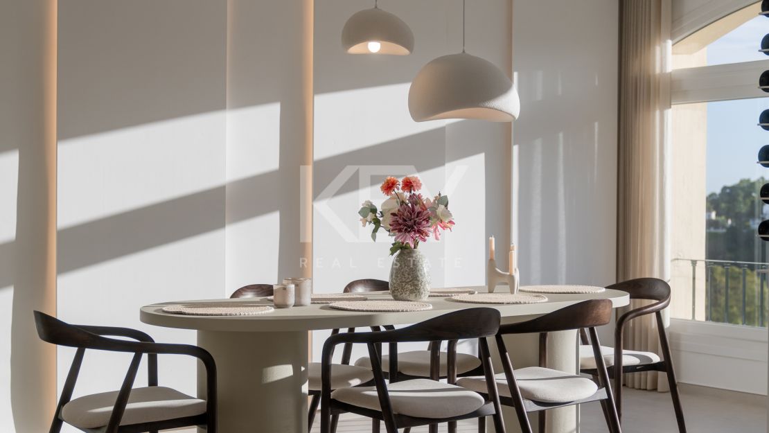 Панорамный двухуровневый пентхаус с лаунж-зоной на крыше в La Quinta Hills, Бенахавис