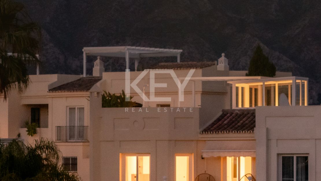 Панорамный двухуровневый пентхаус с лаунж-зоной на крыше в La Quinta Hills, Бенахавис