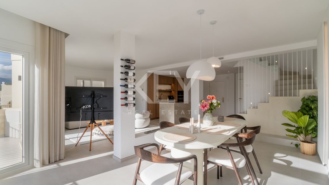 Панорамный двухуровневый пентхаус с лаунж-зоной на крыше в La Quinta Hills, Бенахавис