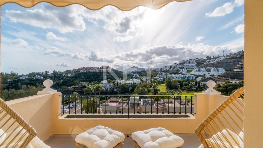 Панорамный двухуровневый пентхаус с лаунж-зоной на крыше в La Quinta Hills, Бенахавис