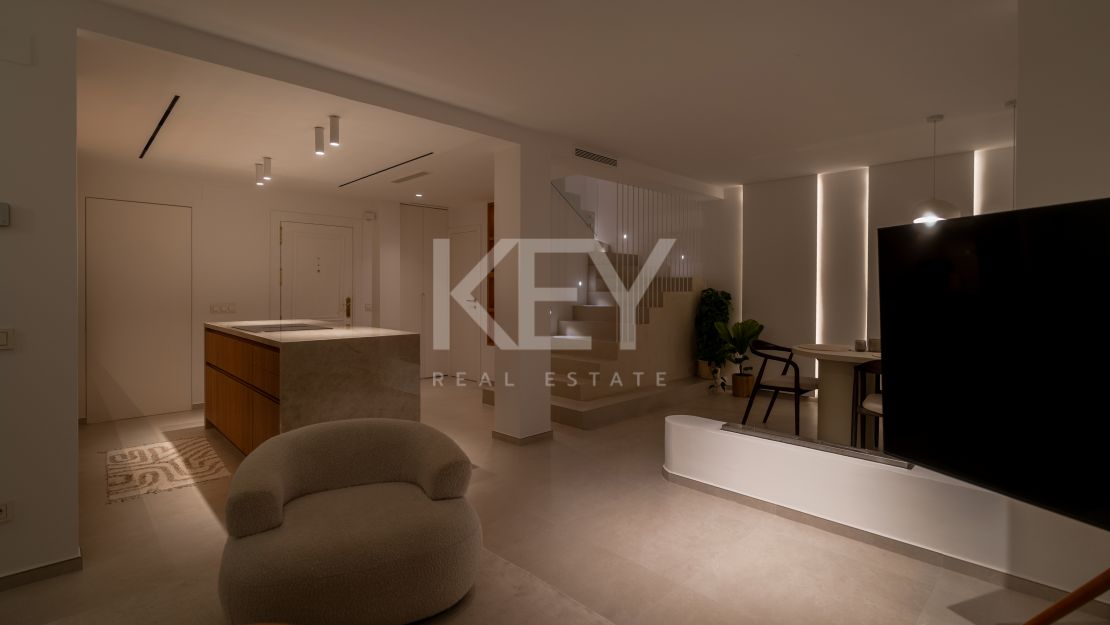 Панорамный двухуровневый пентхаус с лаунж-зоной на крыше в La Quinta Hills, Бенахавис