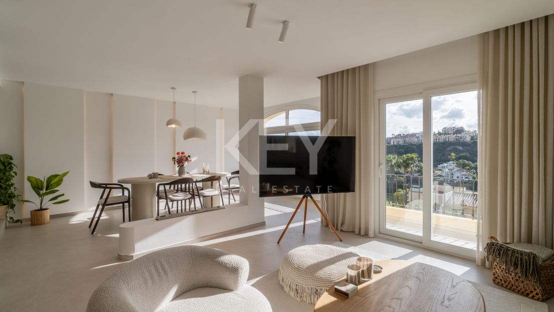 Панорамный двухуровневый пентхаус с лаунж-зоной на крыше в La Quinta Hills, Бенахавис