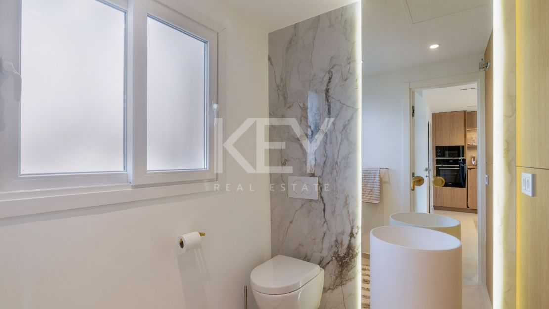 Панорамный двухуровневый пентхаус с лаунж-зоной на крыше в La Quinta Hills, Бенахавис