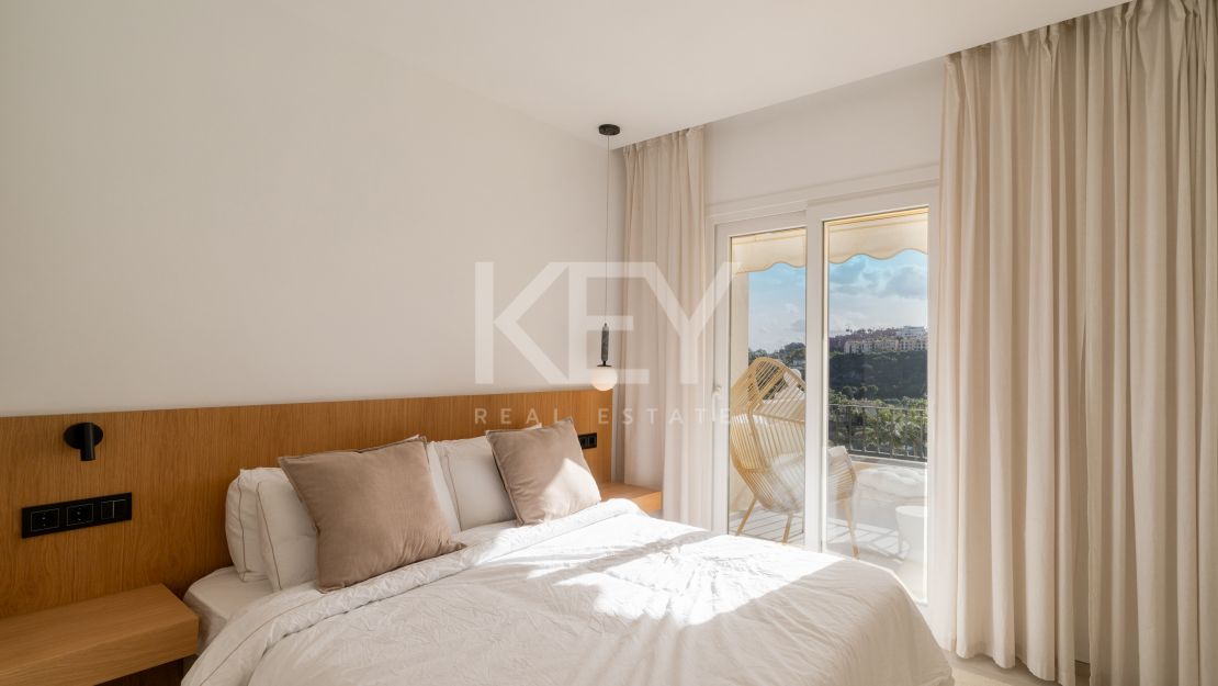 Панорамный двухуровневый пентхаус с лаунж-зоной на крыше в La Quinta Hills, Бенахавис